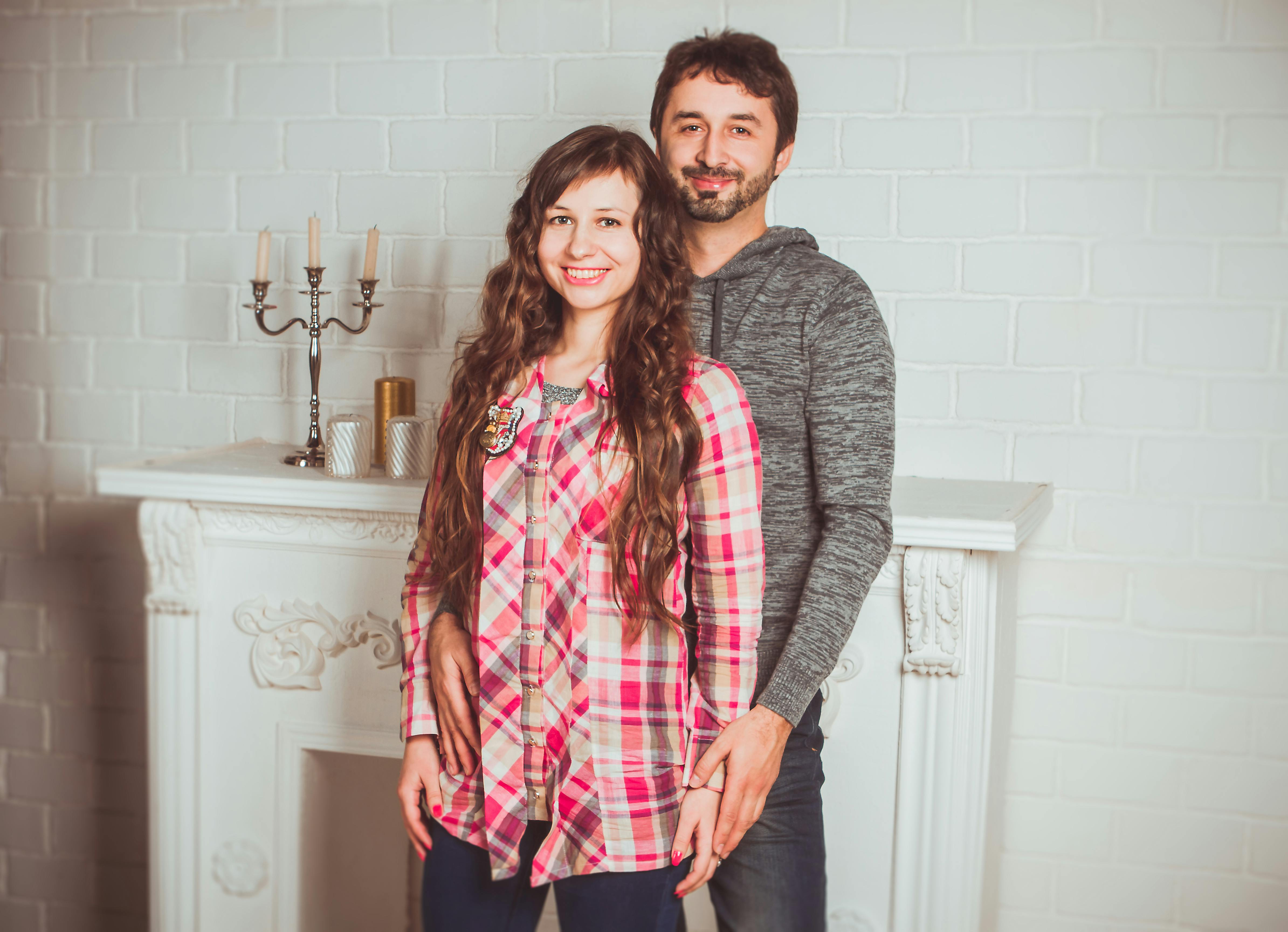 Мама з дитиною на прогулянці в парку