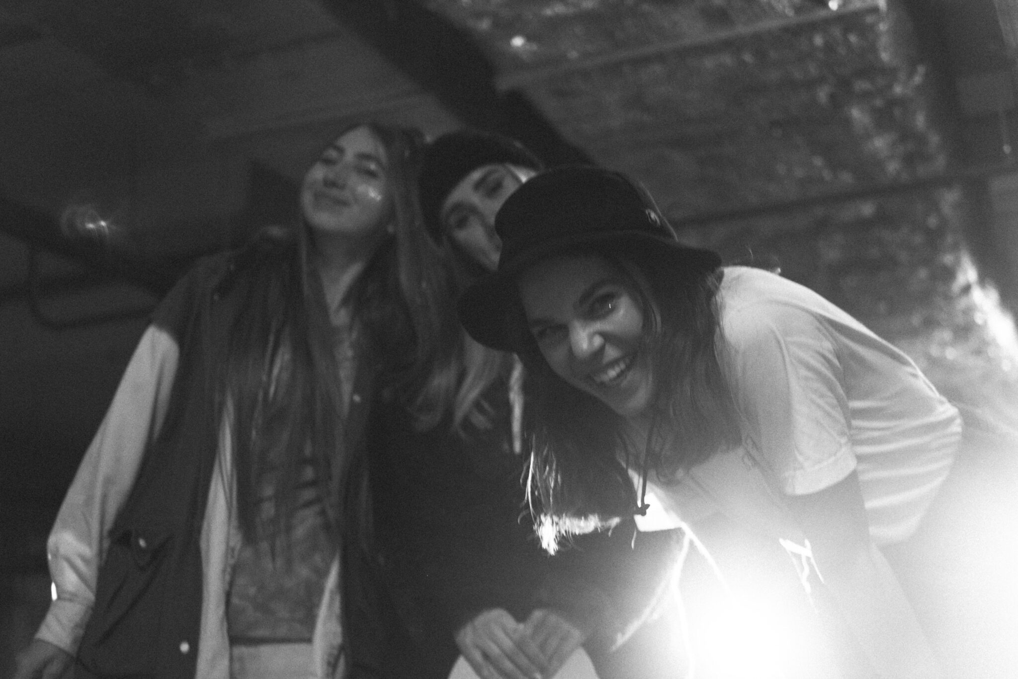 Жінка впевнено дивиться вперед